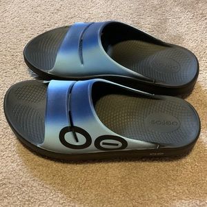NWOT Oofos Sandals